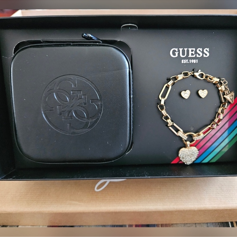 GUESS Gold Heart Bracelet and Earrings with travel jewelry case in Giftbox NWT